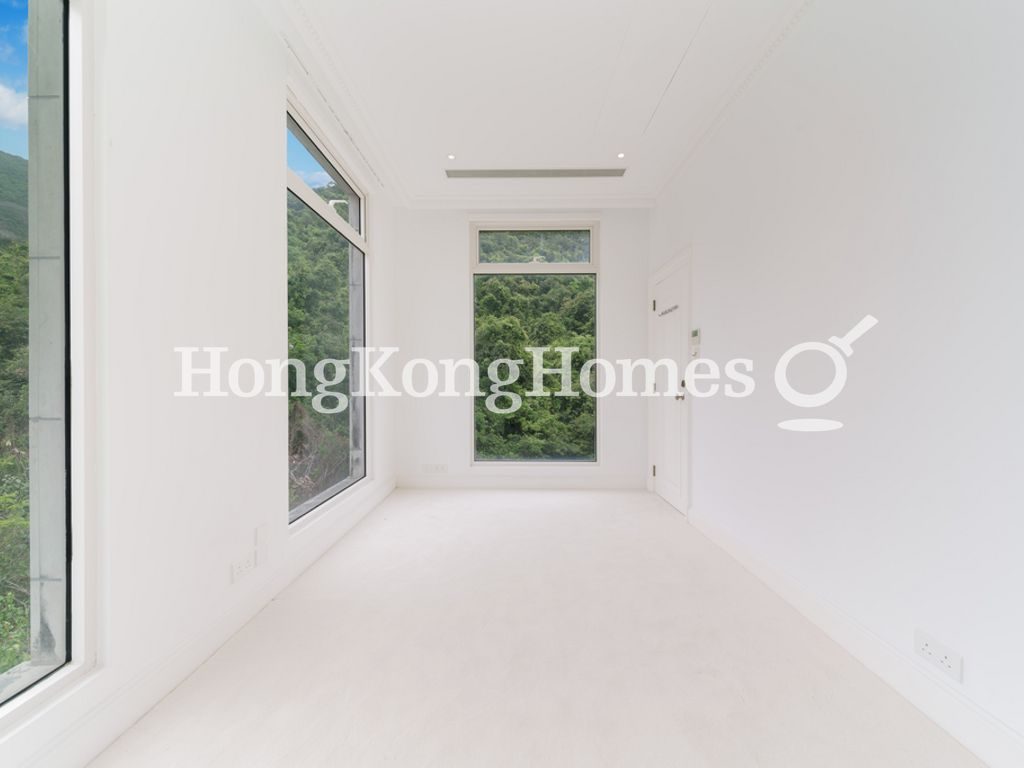 Walk-in Closet in Master Bedroom — 淺水灣道110號，淺水灣