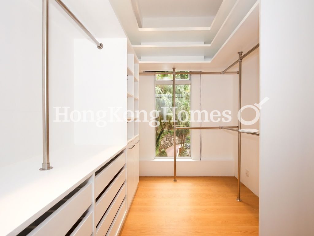 Walk-in Closet in Master Bedroom — Abergeldie, The Peak