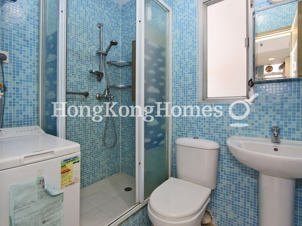 Guest Bathroom — 樂滿大廈，灣仔