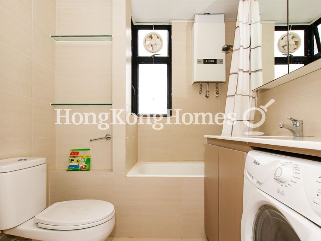 Guest Bathroom — 雨時大廈，中半山