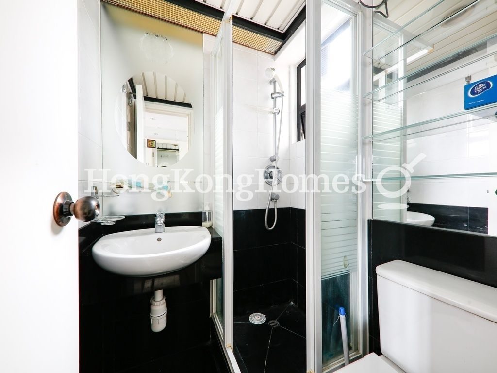 Guest Bathroom — 俊威閣，薄扶林