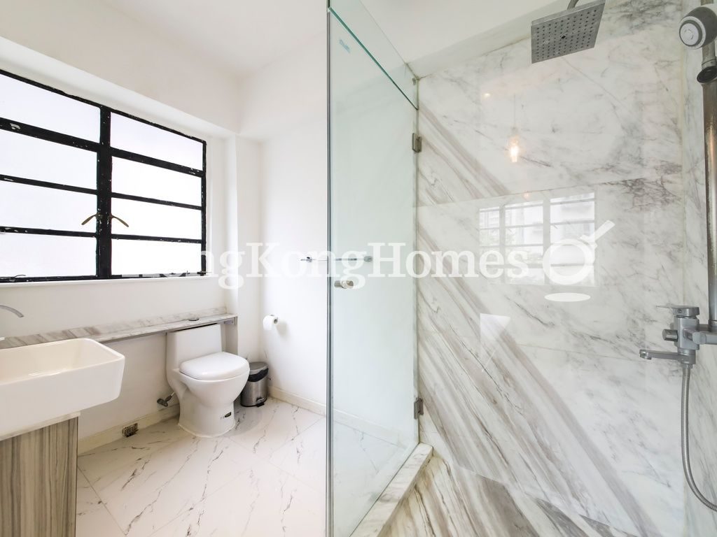 Ensuite Bathroom — 福安樓，西營盤