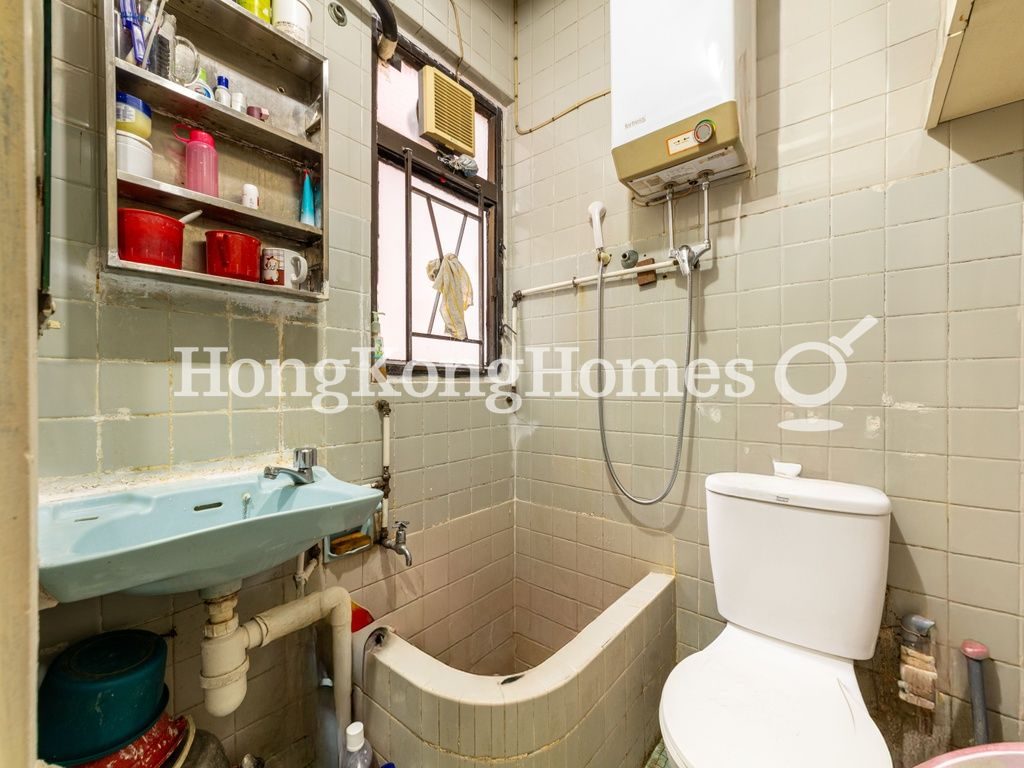 Guest Bathroom — 新發大廈，西半山
