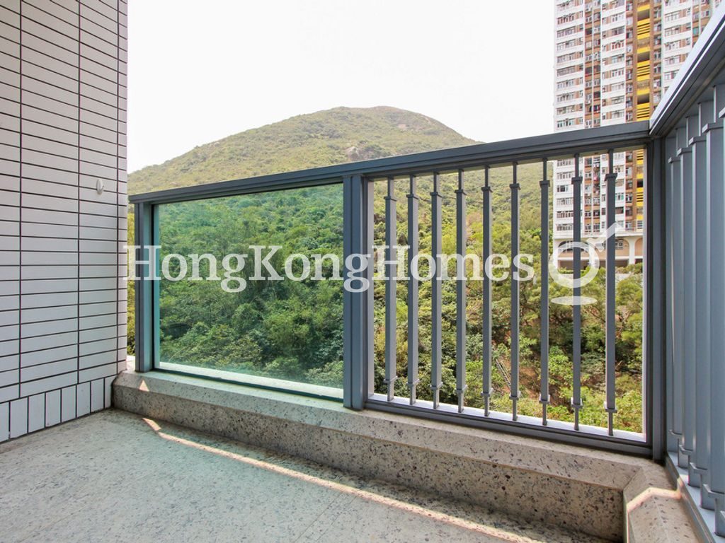 Balcony Off Living and Dining Room — 南灣 - 第10座，鴨脷洲