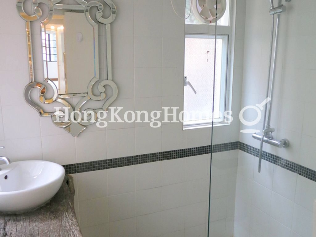 Guest Bathroom — 四方街 20-22 號，上環