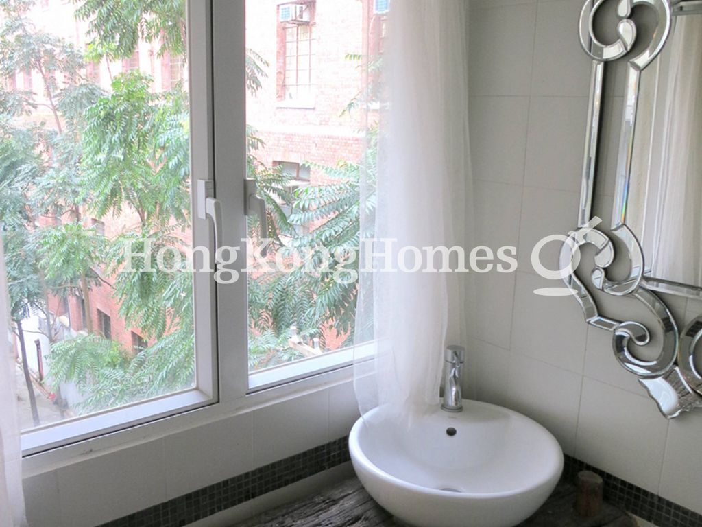 Guest Bathroom — 四方街 20-22 號，上環