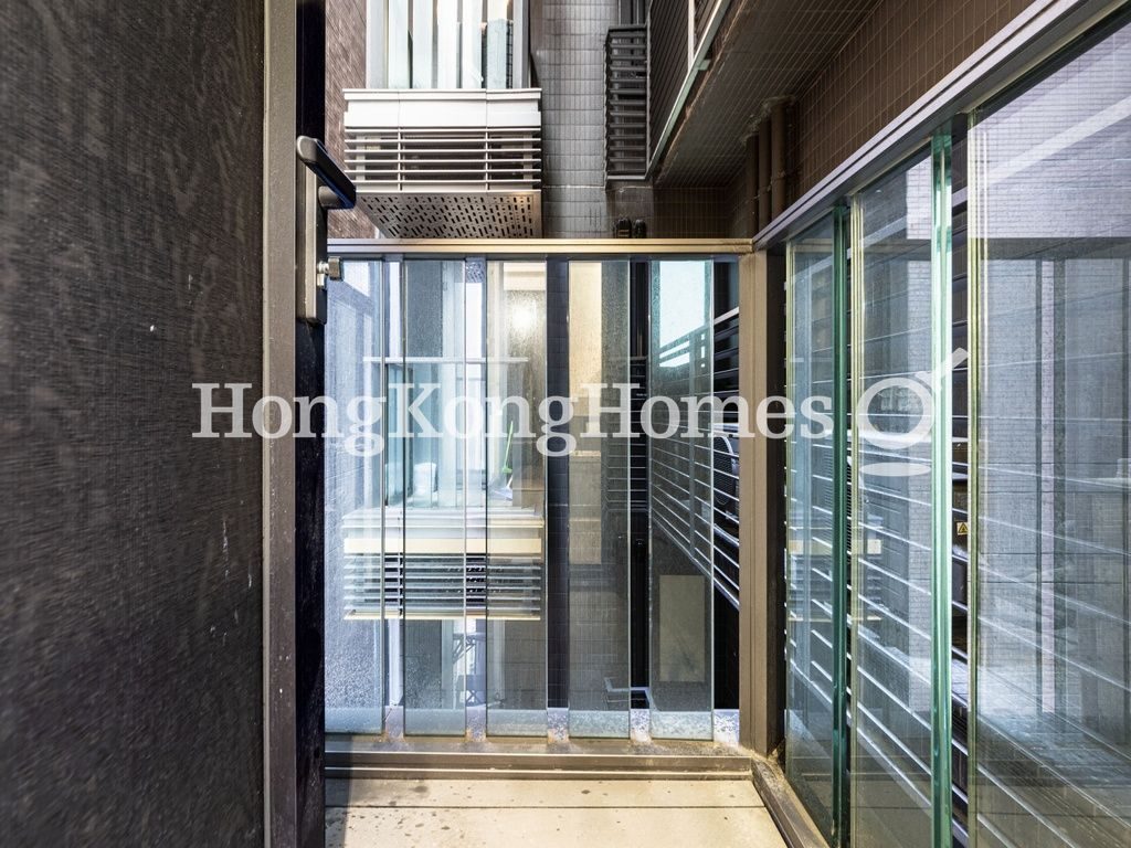 Balcony off Bathroom — Caine Hill，西半山