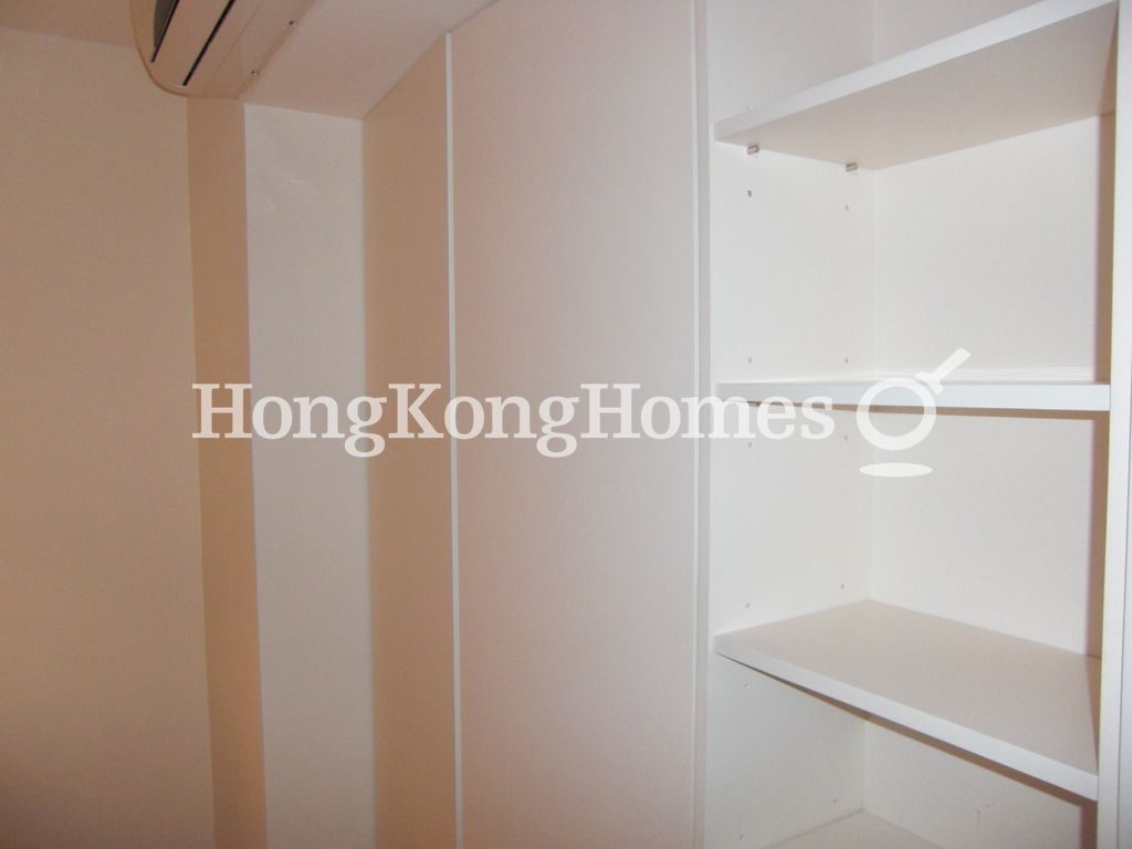 Built-in Wardrobe in Master Bedroom — 居仁閣，西環堅尼地城