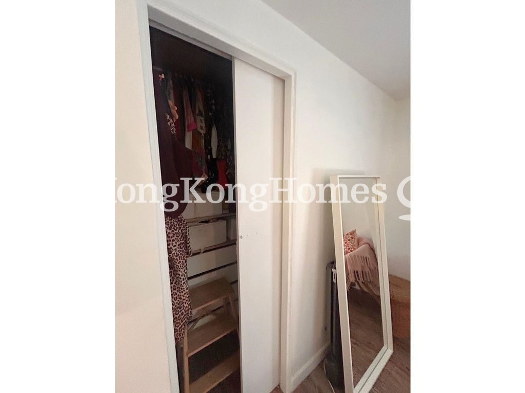 Walk-in Closet in Bedroom — 保和大廈，灣仔
