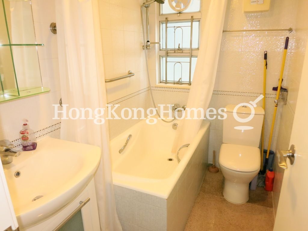 Guest Bathroom — 名仕花園，跑馬地