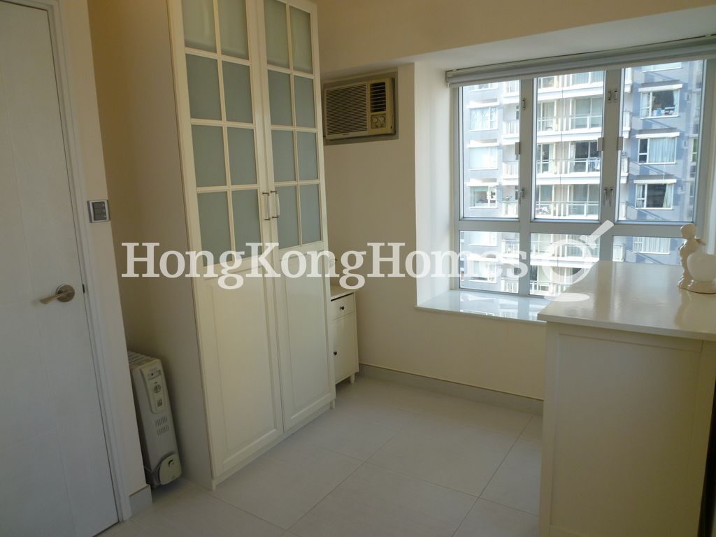Wardrobe in Master Bedroom — 雍翠臺 1座，西半山