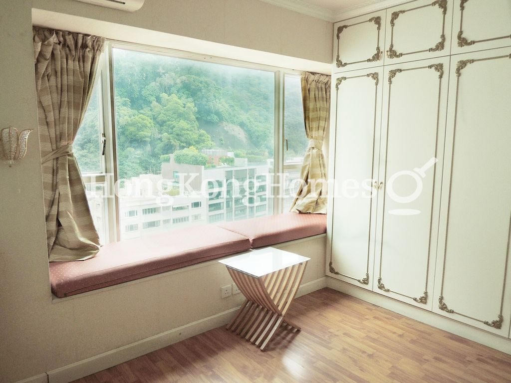 Built-in Wardrobe in Master Bedroom — 嘉逸軒，跑馬地