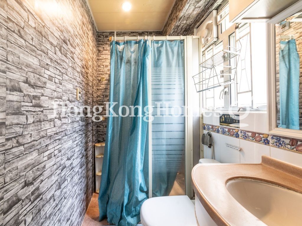 Master Bathroom — 世球大廈，灣仔