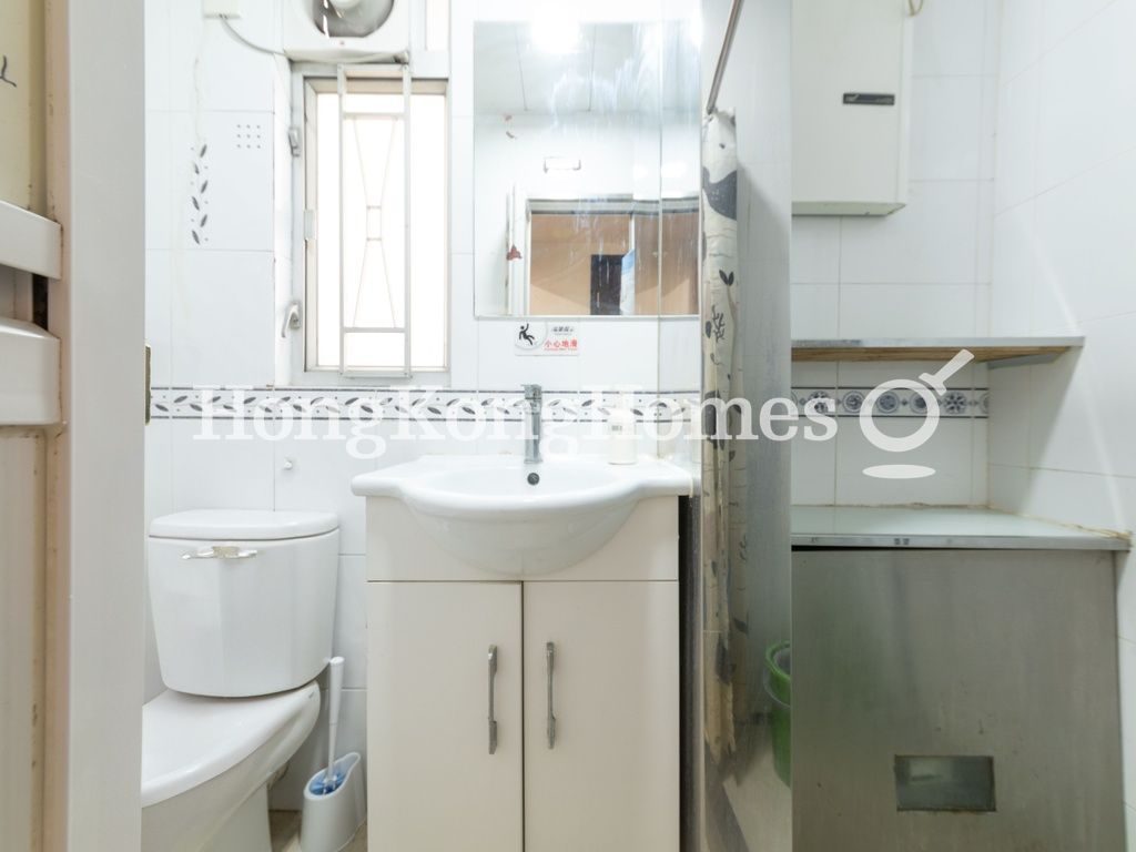 Guest Bathroom — 世球大廈，灣仔