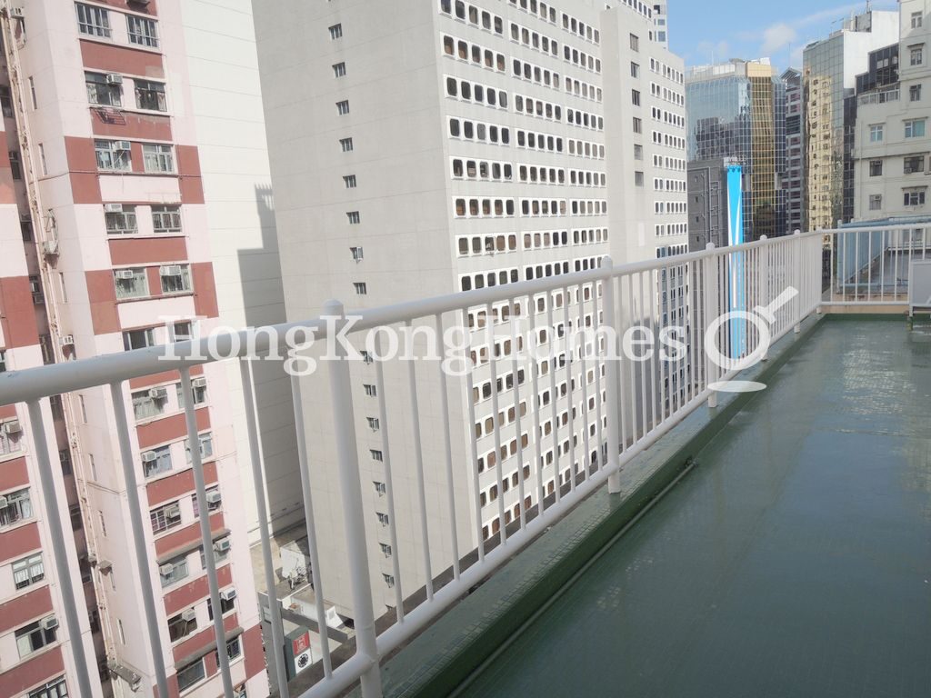 Balcony off Living & Dining Rm — 華登大廈，銅鑼灣