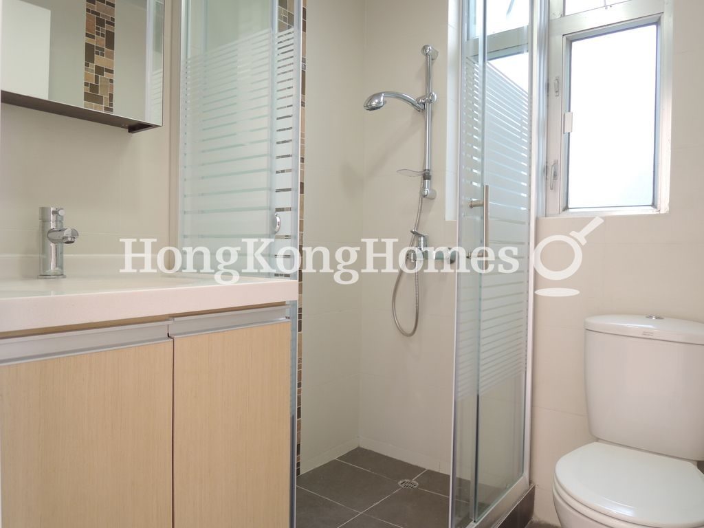 Guest Bathroom — 華登大廈，銅鑼灣
