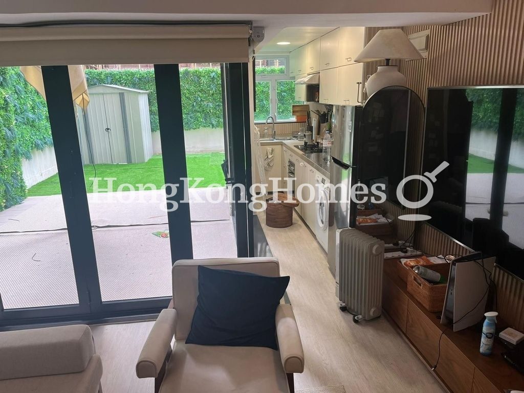 Living and Dining Area — 堅安大廈，灣仔