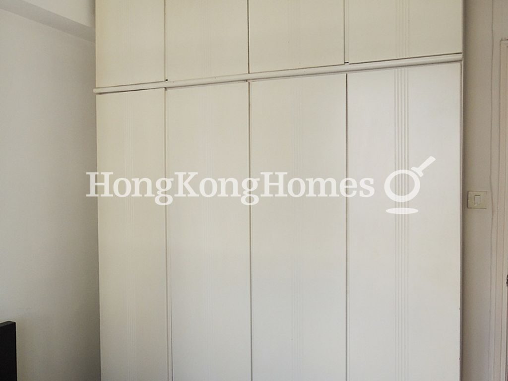 Built-in Wardrobe in Master Bedroom — 景香樓，北角