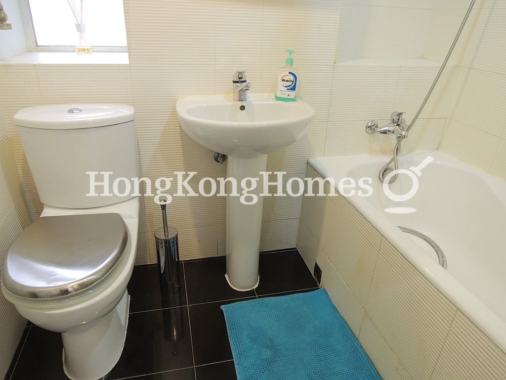 Guest Bathroom — 景香樓，北角