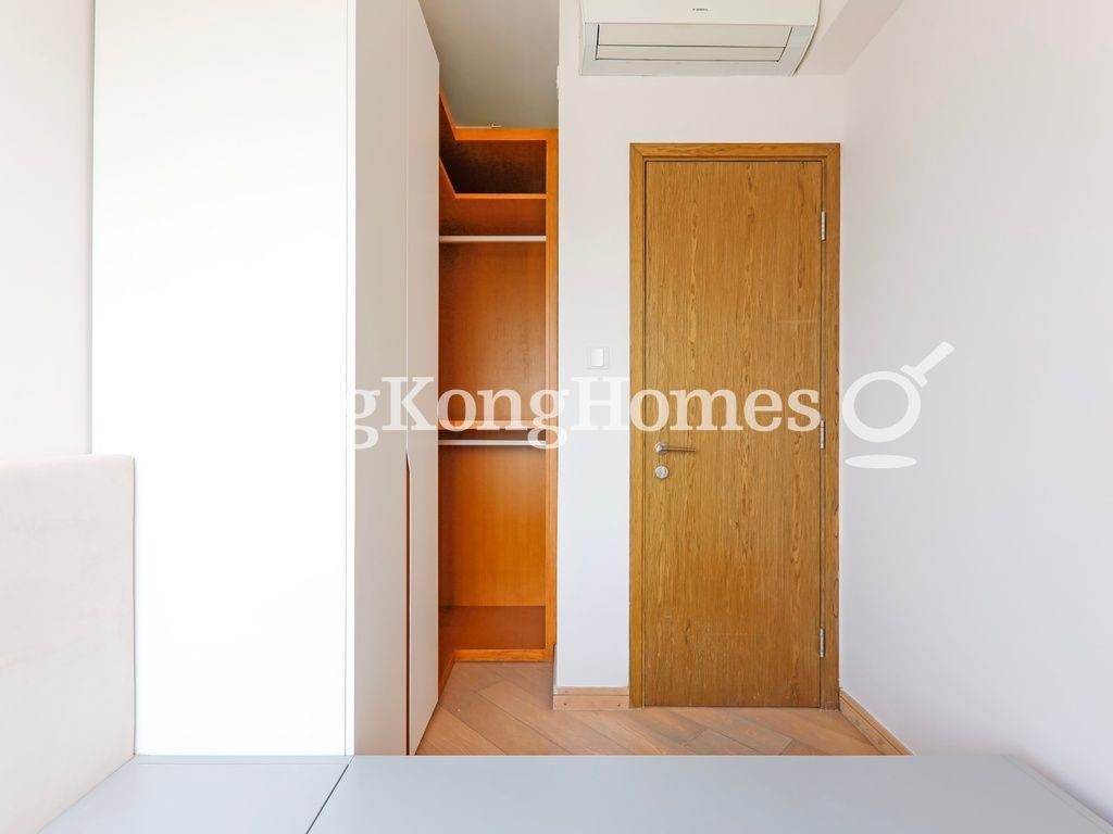 Built-in Wardrobe in Master Bedroom — 登峰南岸，香港仔