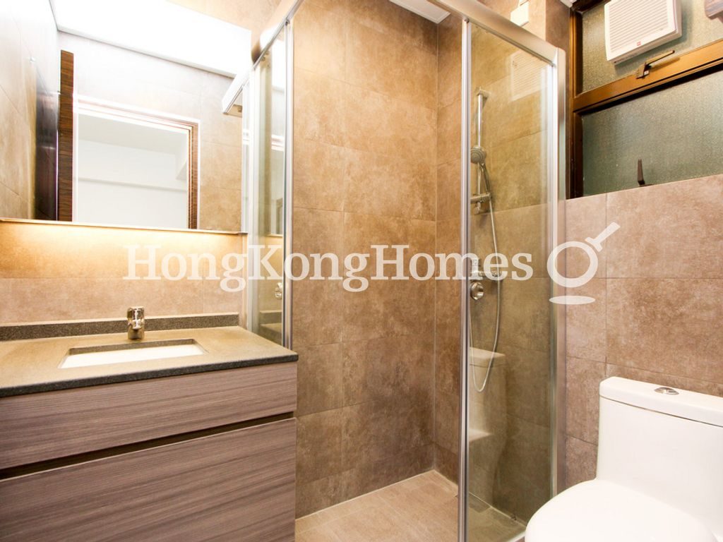 Guest Bathroom — 錦輝大廈，中半山