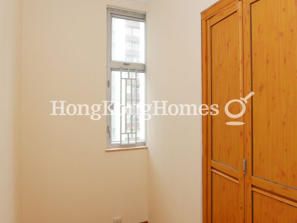 Walk-in Closet in Master Bedroom — 太古城 - 夏宮閣，太古城