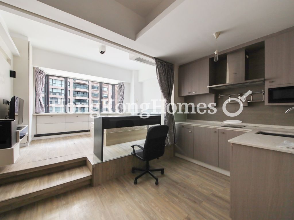 Studio with Open Kitchen — 雨時大廈，中半山