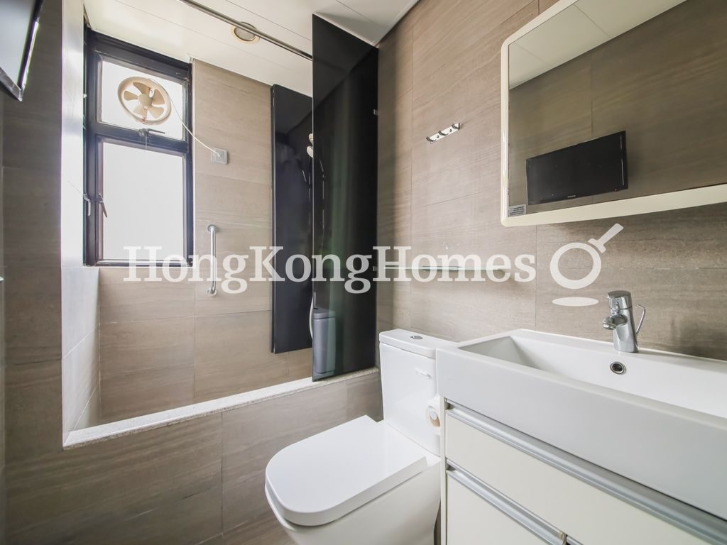 Guest Bathroom — 雨時大廈，中半山