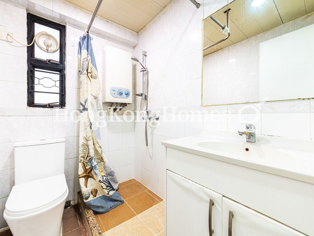 Guest Bathroom — 益豐花園A座，西環堅尼地城