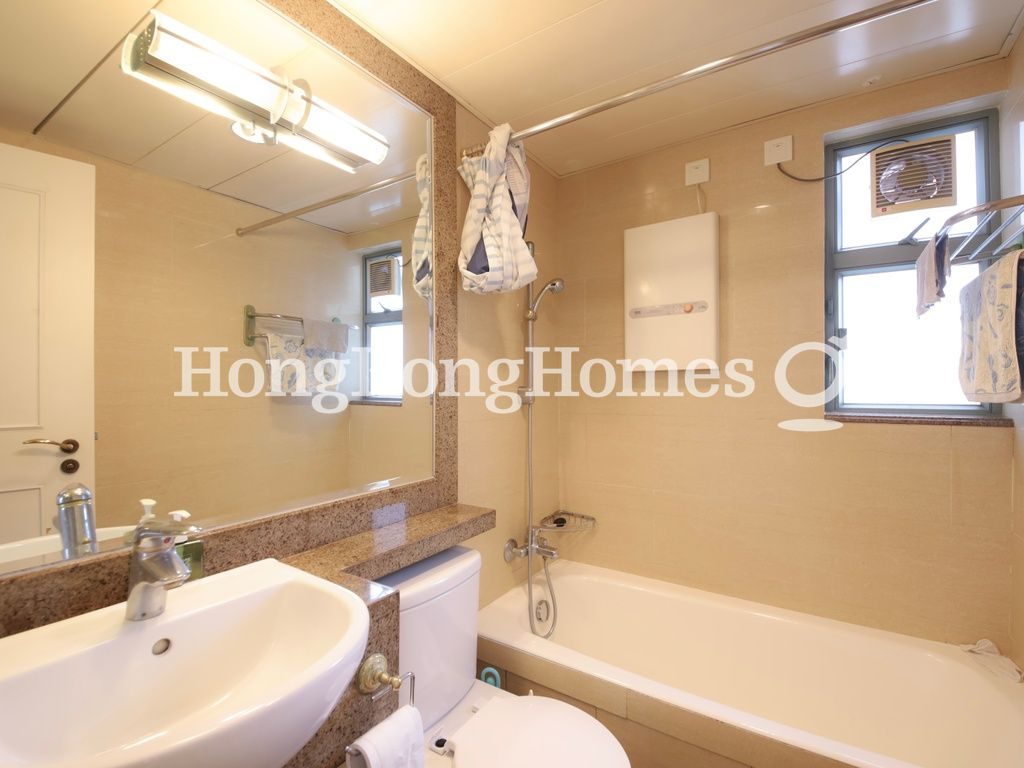 Guest Bathroom — Queen's Terrace - Tower 02, Sheung Wan