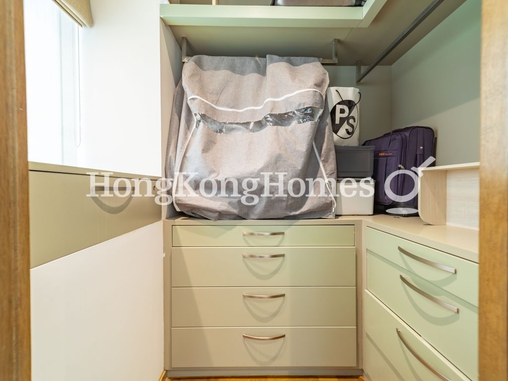 Walk-in Closet in Master Bedroom — 廣堅大廈，西半山