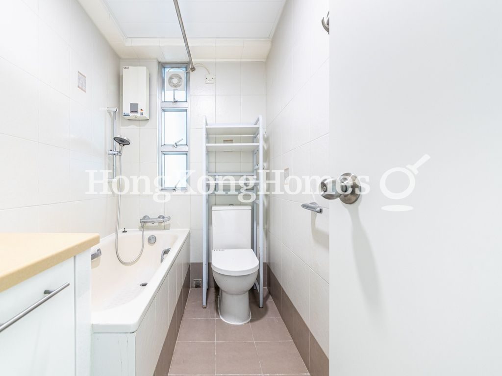 Guest Bathroom — 名仕花園，跑馬地