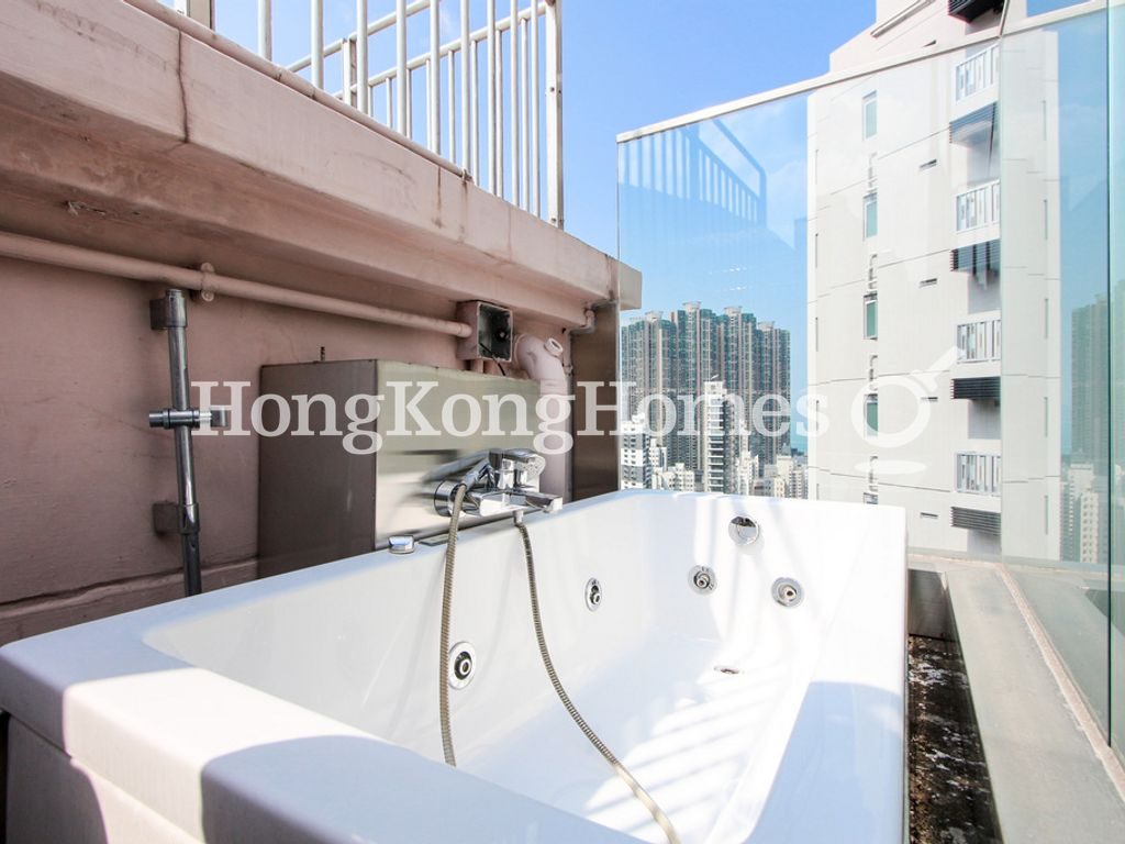 Jacuzzi Bath on Roof Terrace — 天悅閣，西半山