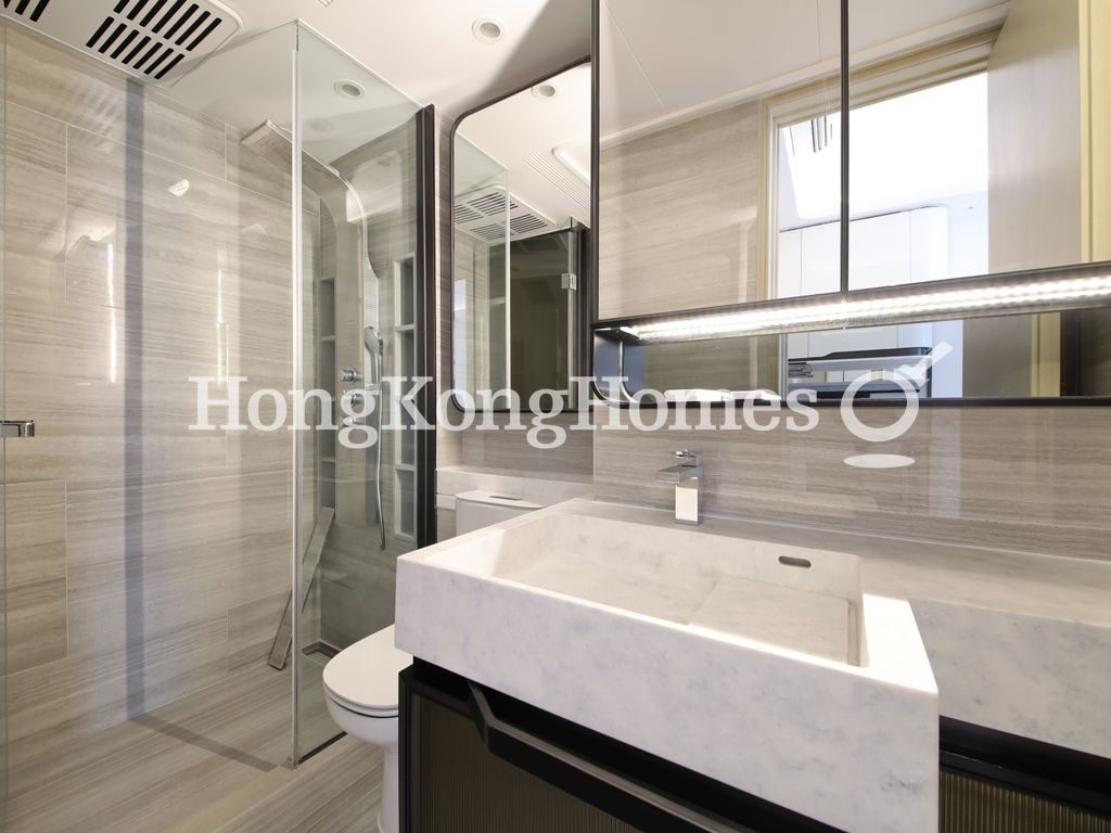 Guest Bathroom — TownPlace SOHO, Mid-levels West