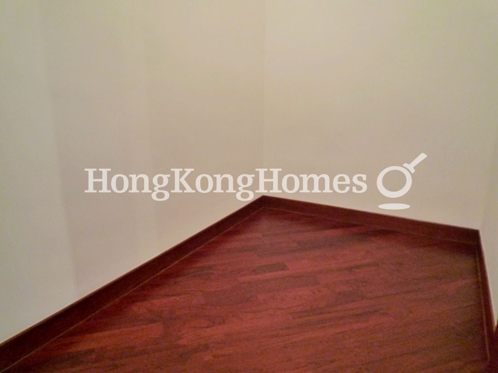 Walk-in Closet in Master Bedroom — 囍匯 - 第1期- 第5座，灣仔