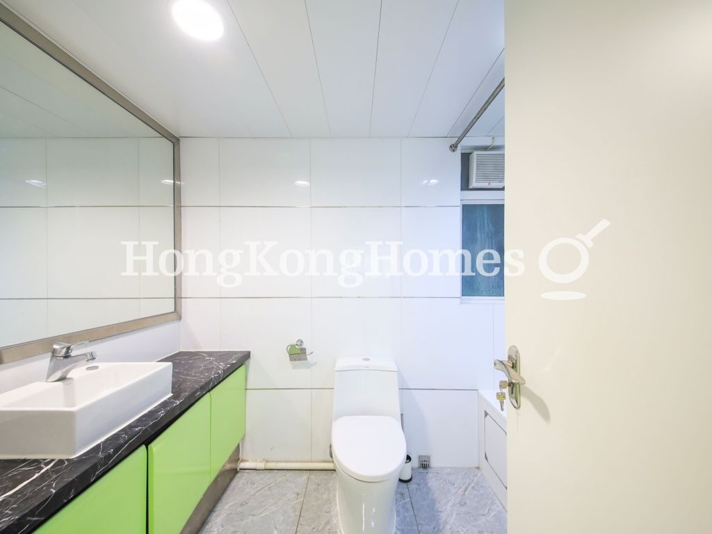 Guest Bathroom — 趙苑2期 2座，薄扶林
