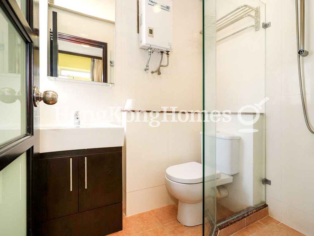Ensuite Bathroom — 年威閣，灣仔