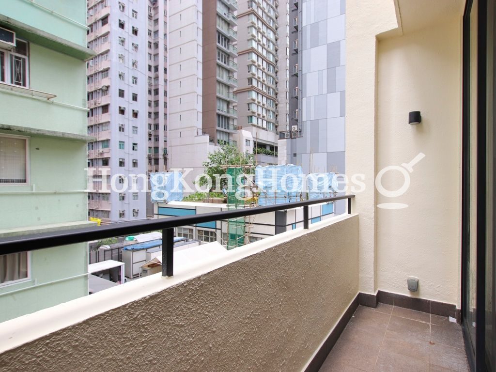 Balcony off Living and Dining Room — 月街 11號，灣仔