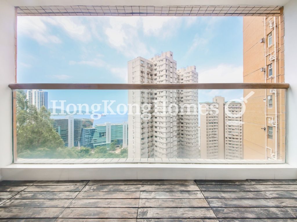 Balcony off Living and Dining Room — 碧瑤灣 - 第26座，薄扶林