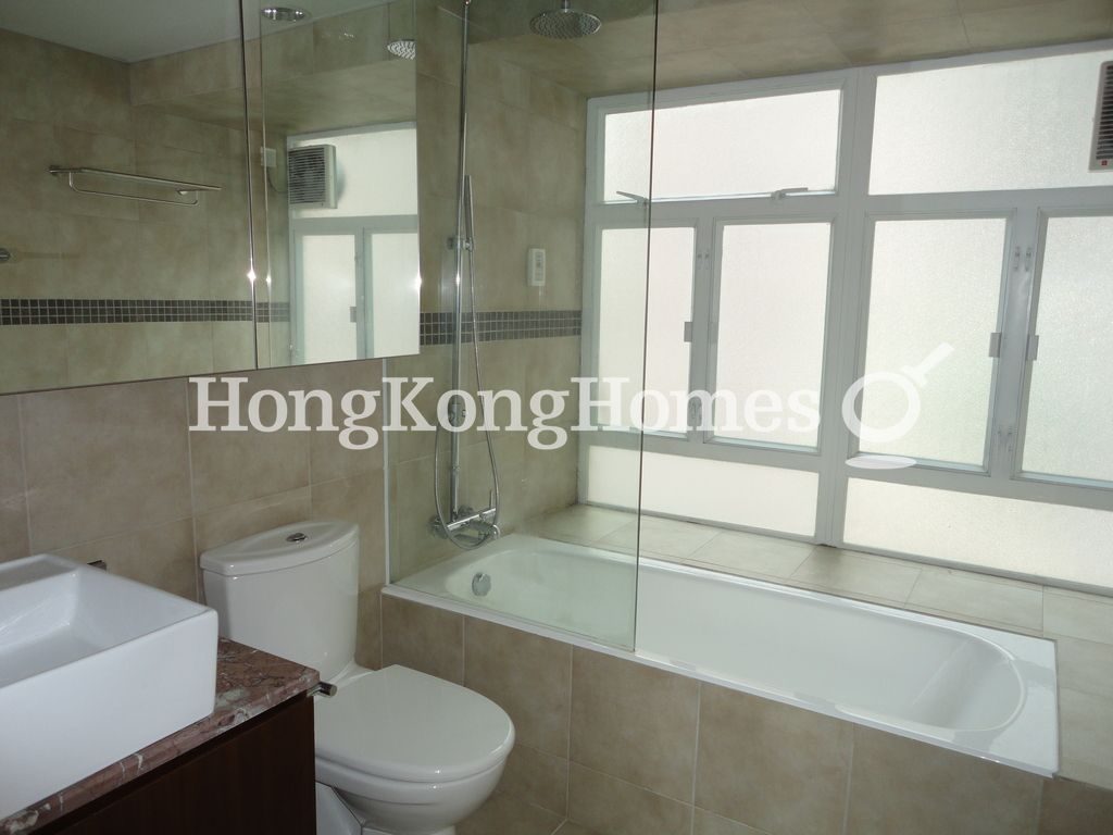 Guest Bathroom — 萬翠花園，西半山
