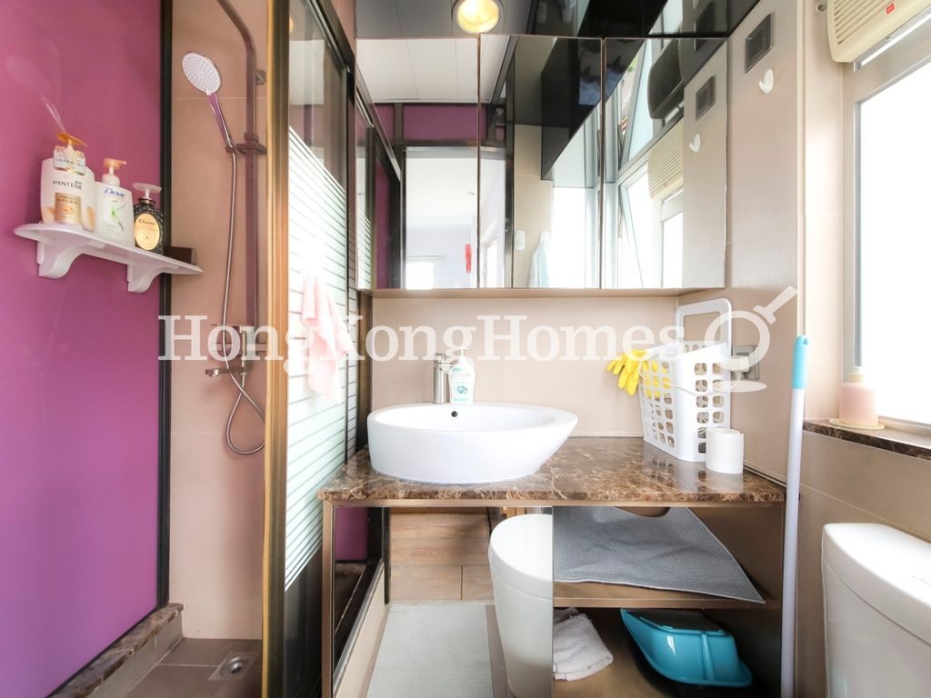 Bathroom — Cheong Kat Mansion, Western / Kennedy Town
