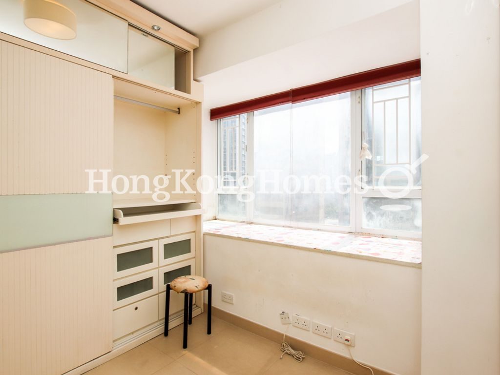 Built-in Wardrobe in Master Bedroom — 興漢大廈，北角