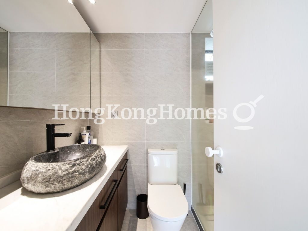 Guest Bathroom — 光明臺 2 座，大坑