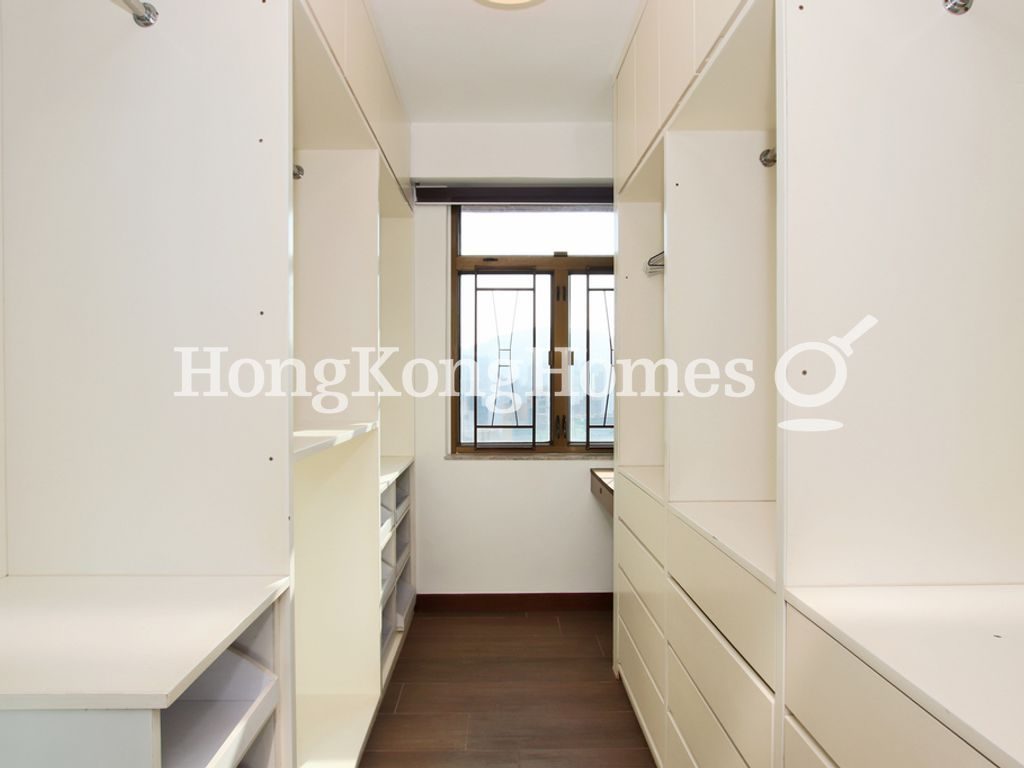 Walk-in Closet in Master Bedroom — 富澤花園-富威閣，北角半山