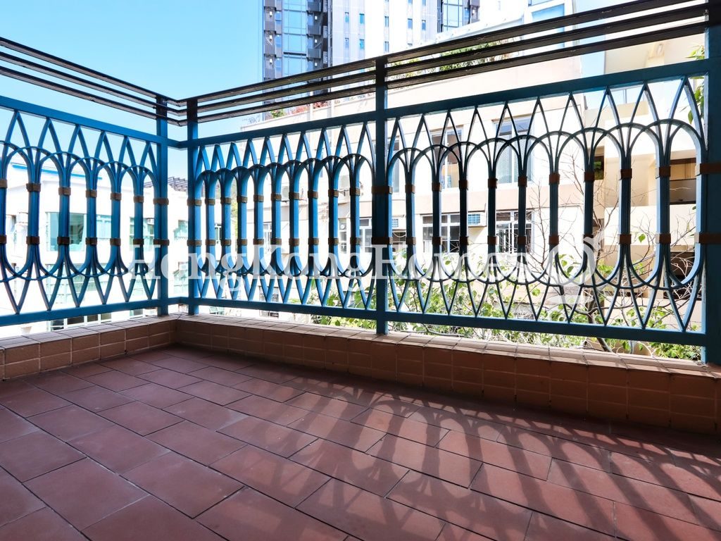 Balcony off Living and Dining Room — 帝鑾閣，薄扶林