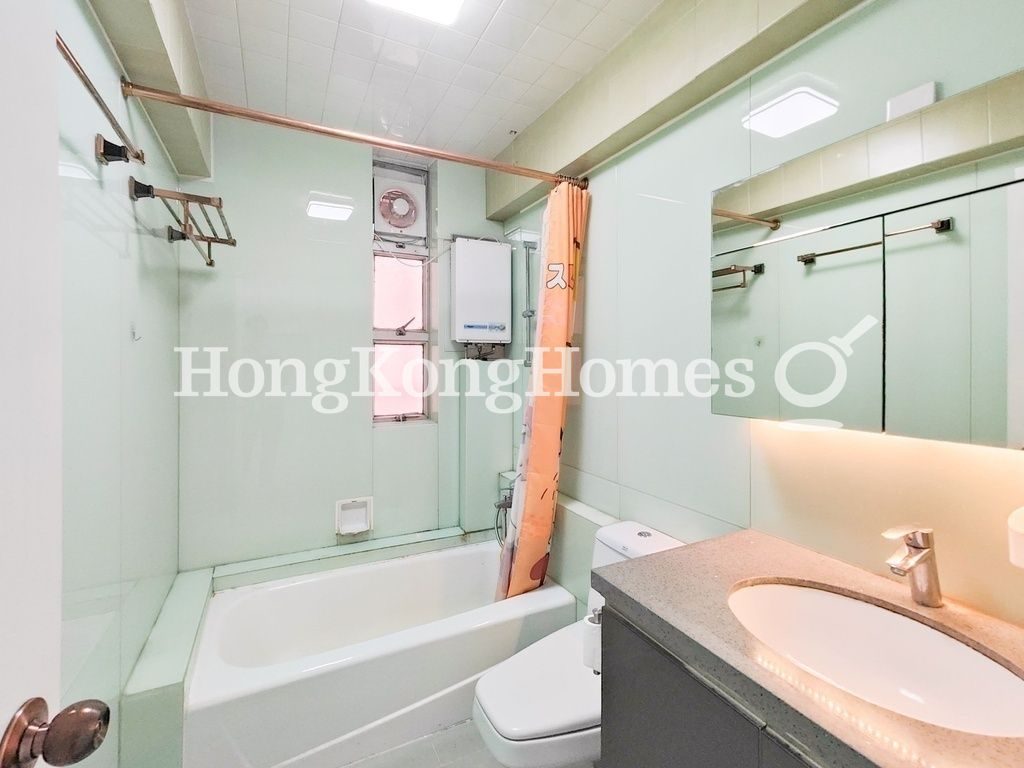 Guest Bathroom — Baguio Villa - Block 25, Pokfulam