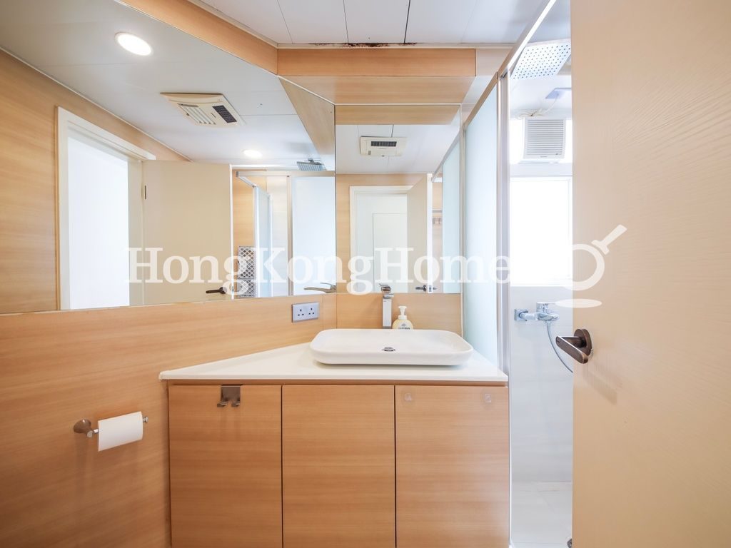 Guest Bathroom — Conduit Tower, Mid-levels West