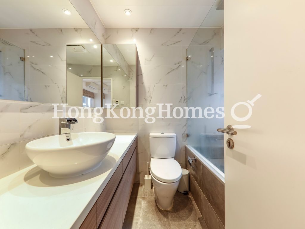 Master Bathroom — 堅苑大廈，西半山