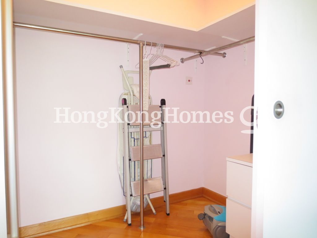 Walk-in Closet in Master Bedroom — 寶翠園 1 座，薄扶林