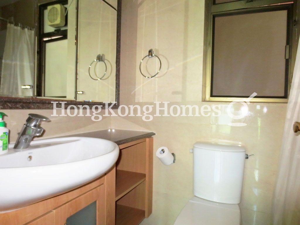 Guest Bathroom — 寶翠園 1 座，薄扶林